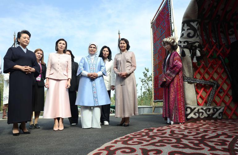Emine Erdoğan, Kırgızistanda etnik el sanatları sergisini ziyaret etti