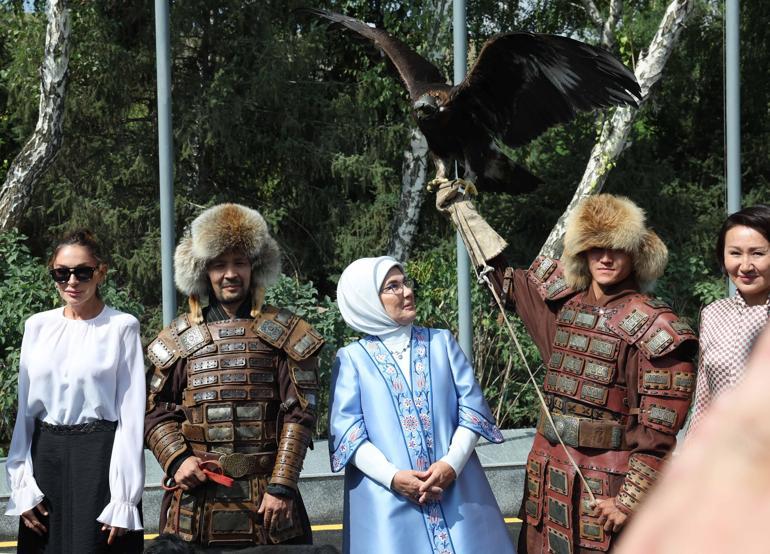 Emine Erdoğan, Kırgızistanda etnik el sanatları sergisini ziyaret etti