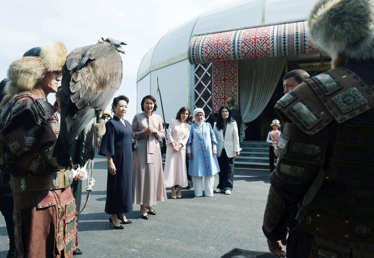 Emine Erdoğan, Kırgızistanda etnik el sanatları sergisini ziyaret etti
