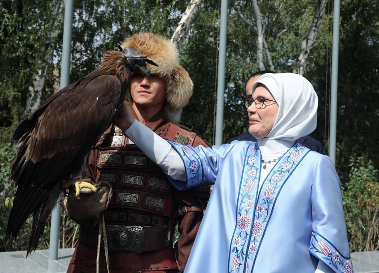 Emine Erdoğan, Kırgızistanda etnik el sanatları sergisini ziyaret etti