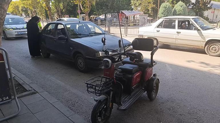 Sürücünün açtığı kapı elektrikli bisikletteki kadına çarptı, gözlük camının parçaları yüzüne saplandı