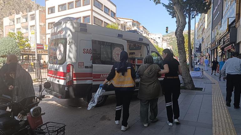 Sürücünün açtığı kapı elektrikli bisikletteki kadına çarptı, gözlük camının parçaları yüzüne saplandı