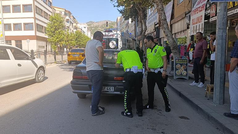 Sürücünün açtığı kapı elektrikli bisikletteki kadına çarptı, gözlük camının parçaları yüzüne saplandı