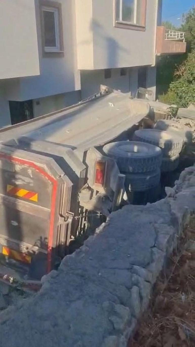 2 otomobile çarpan hafriyat kamyonu, evin bahçesine düştü