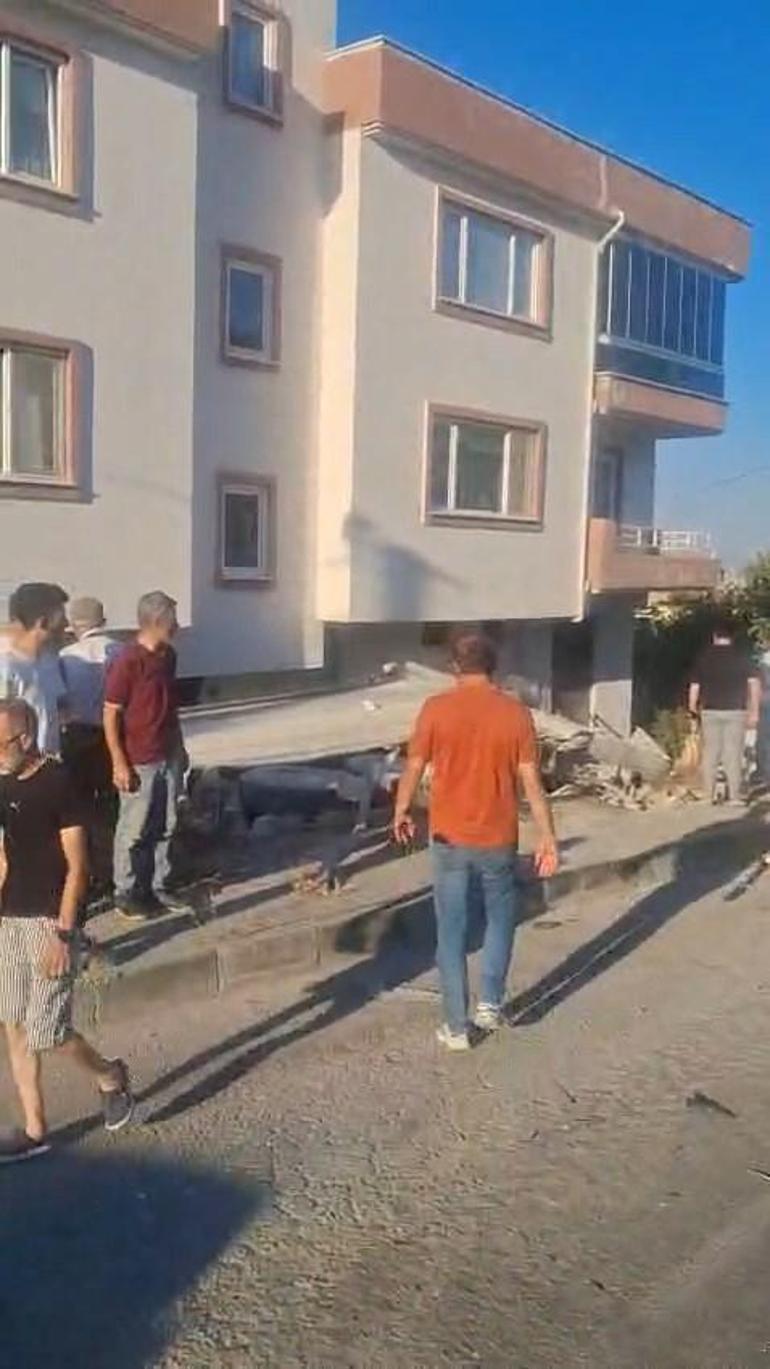 2 otomobile çarpan hafriyat kamyonu, evin bahçesine düştü
