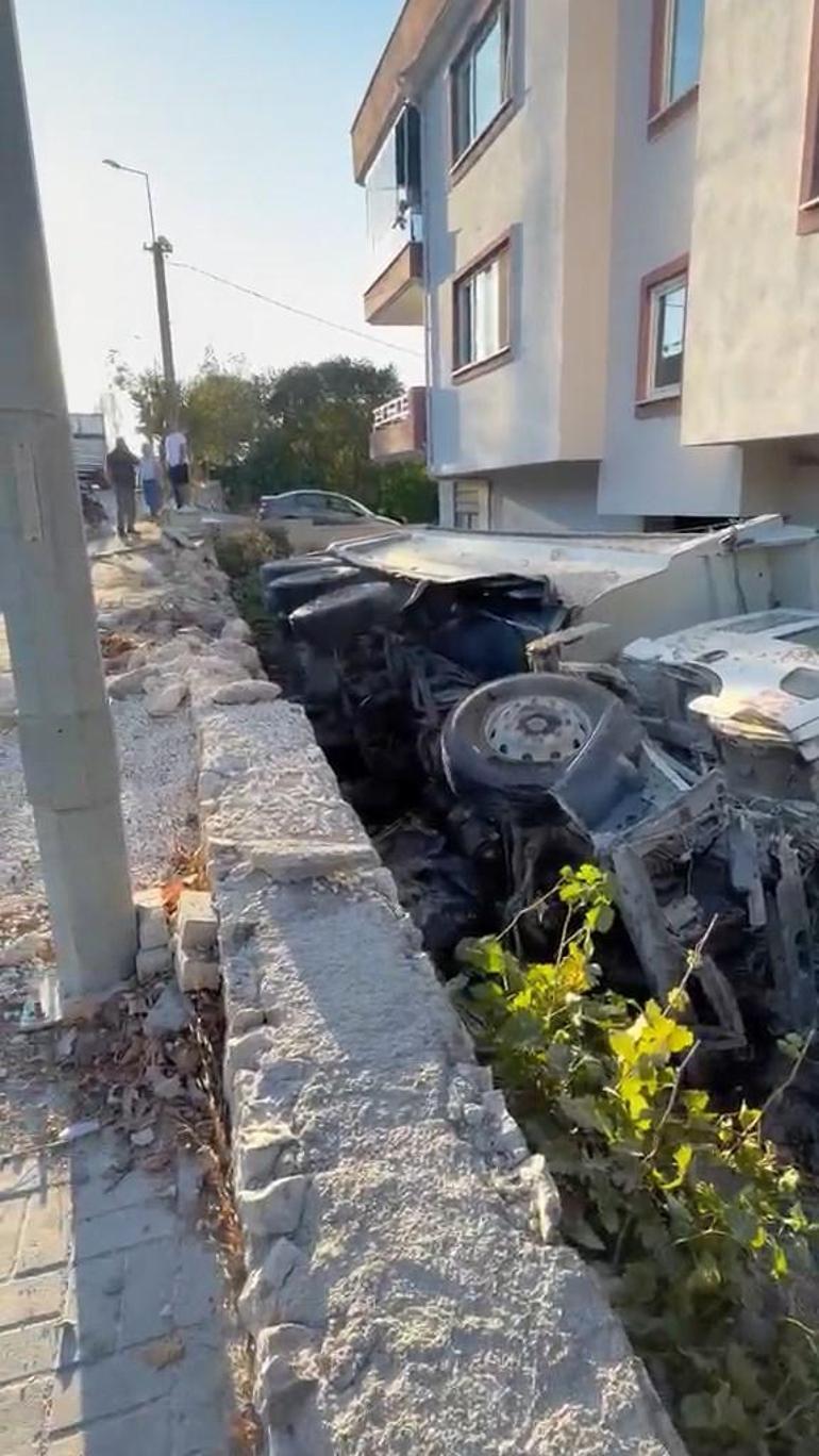 2 otomobile çarpan hafriyat kamyonu, evin bahçesine düştü