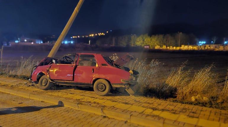 Çanakkale otomobil, yolun karşına geçmeye çalışan aileye çarptı: 1 ölü, 4 yaralı