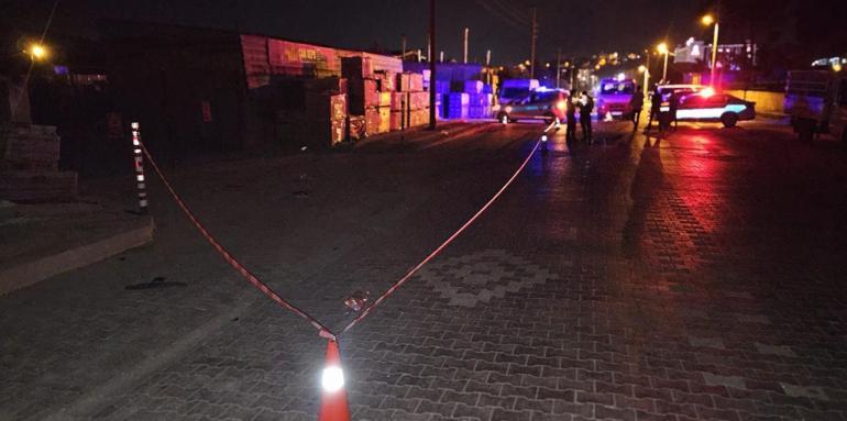 Çanakkale otomobil, yolun karşına geçmeye çalışan aileye çarptı: 1 ölü, 4 yaralı
