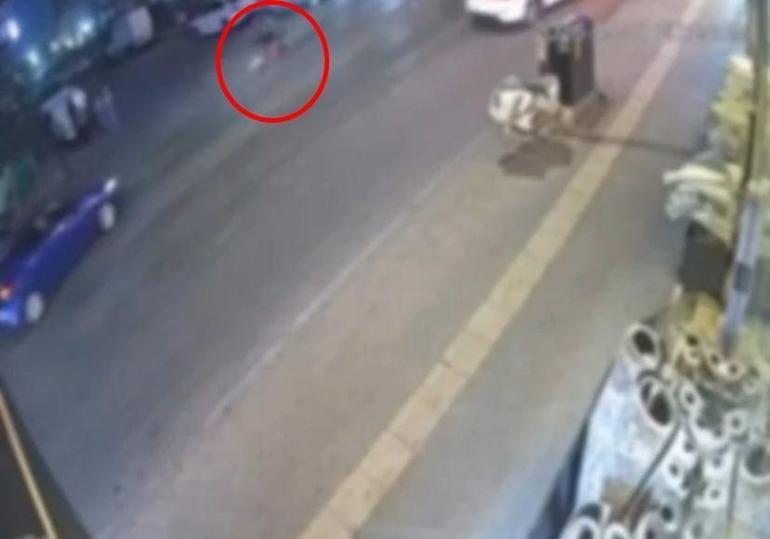 Bursada devrilen motosiklet otomobile çarptı; o anlar kamerada