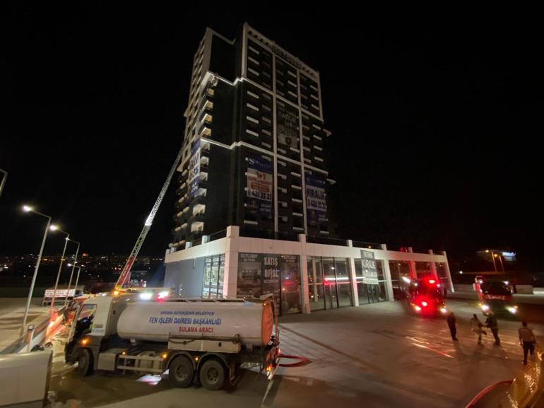 Ankarada bir iş merkezinin çatısında çıkan yangın söndürüldü