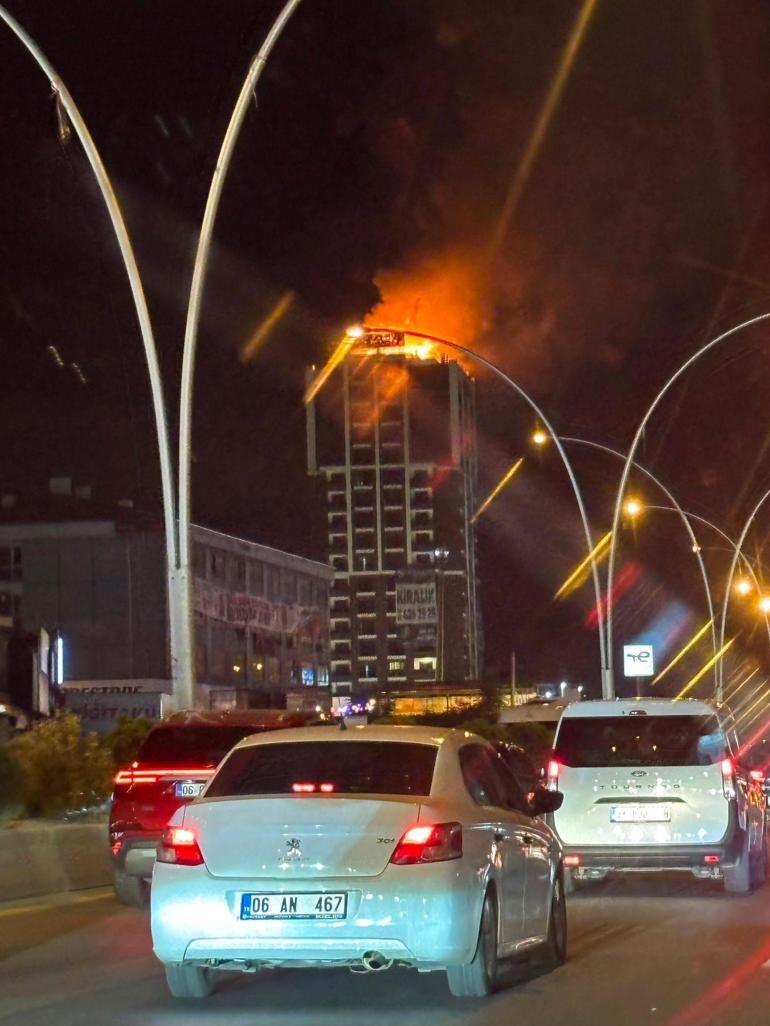 Ankarada bir iş merkezinin çatısında çıkan yangın söndürüldü
