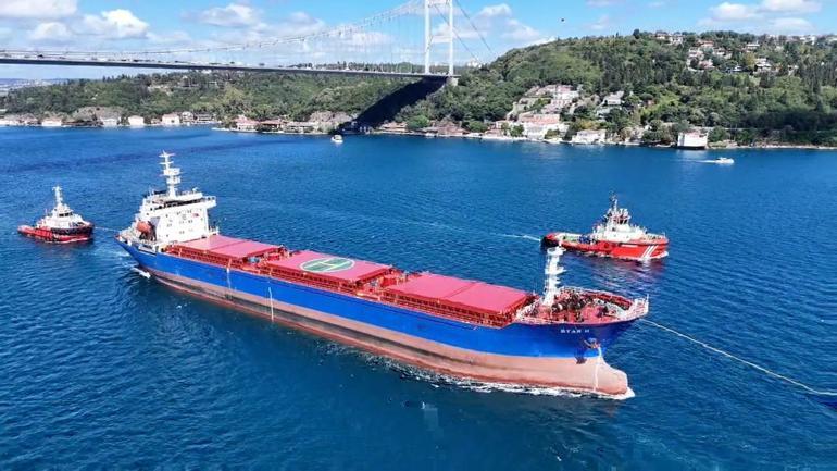 Rusyada İHA saldırısına uğrayan gemi İstanbul Boğazında geçti