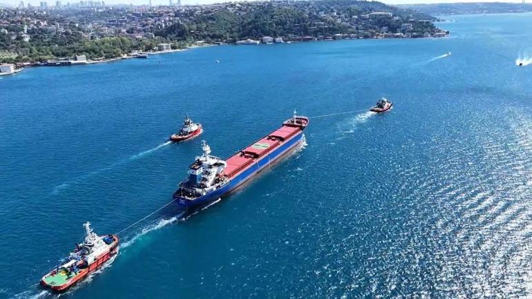 Rusyada İHA saldırısına uğrayan gemi İstanbul Boğazında geçti