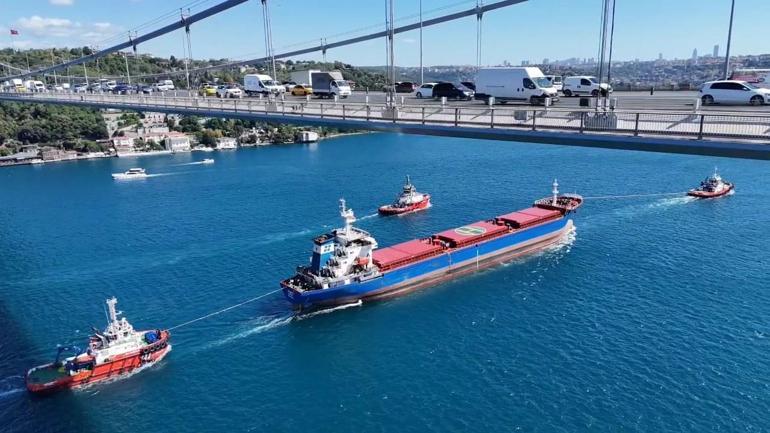 Rusyada İHA saldırısına uğrayan gemi İstanbul Boğazında geçti