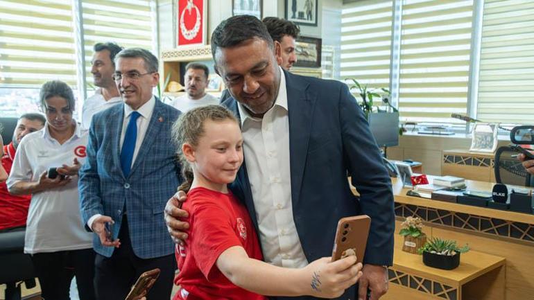 Minik güreşçilerden Bakan Yardımcısı Yerlikaya ve Yasemin Adar Yiğit’e ziyaret