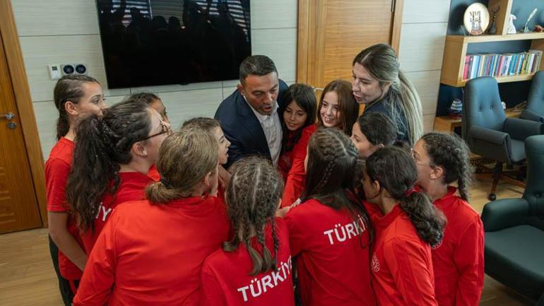 Minik güreşçilerden Bakan Yardımcısı Yerlikaya ve Yasemin Adar Yiğit’e ziyaret