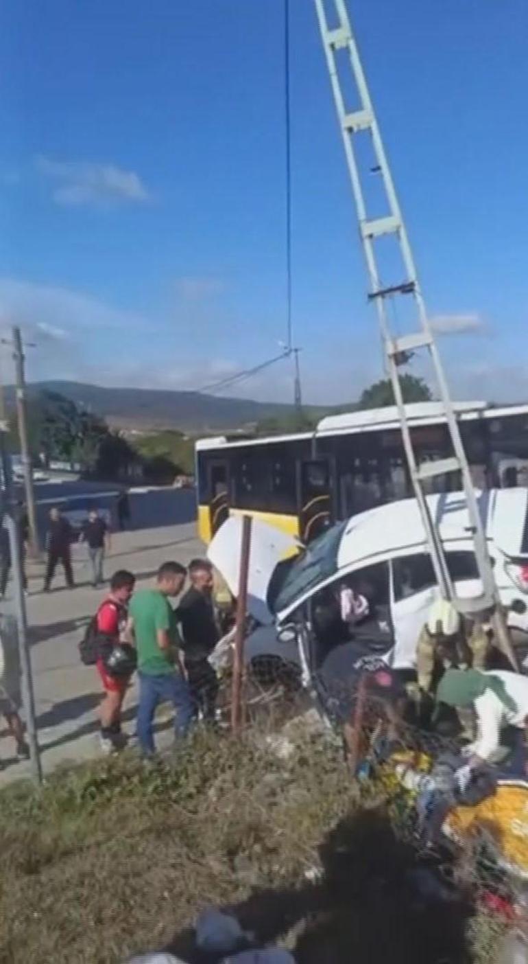 Sultanbeyli’de İETT otobüsü ile otomobil çarpıştı: 1i bebek 4 yaralı