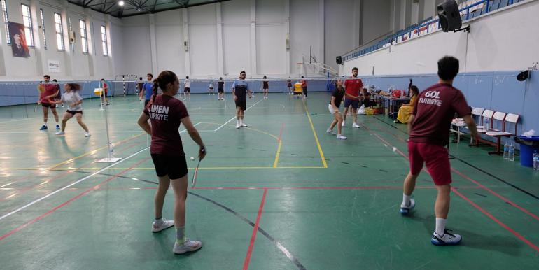 Karışık çiftlerde Türkiyeye ilk kez altın madalya kazandıran sporculara uçakta sürpriz