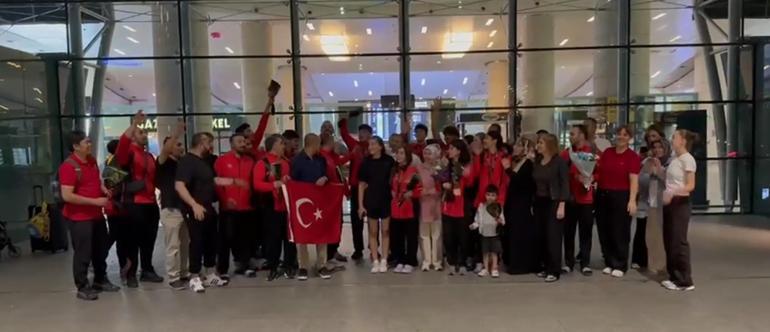 Karışık çiftlerde Türkiyeye ilk kez altın madalya kazandıran sporculara uçakta sürpriz