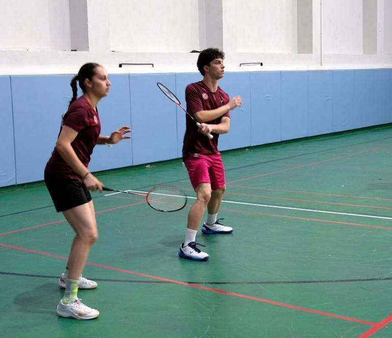 Karışık çiftlerde Türkiyeye ilk kez altın madalya kazandıran sporculara uçakta sürpriz