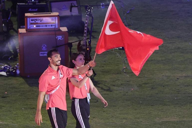 Bakan Bak: Milli sporcularımızla gurur duyuyoruz