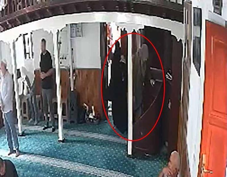 Camiye namaza gelen kadının çantasındaki altınları çaldılar