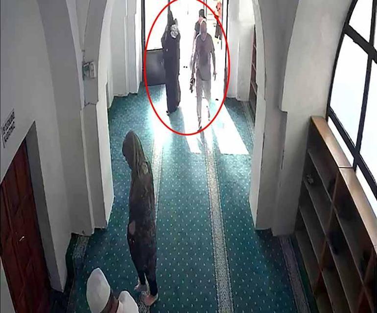 Camiye namaza gelen kadının çantasındaki altınları çaldılar