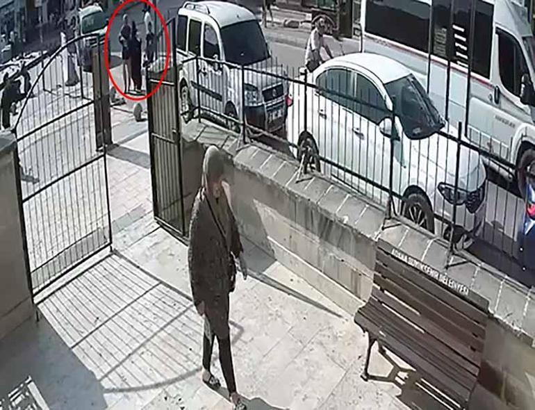 Camiye namaza gelen kadının çantasındaki altınları çaldılar