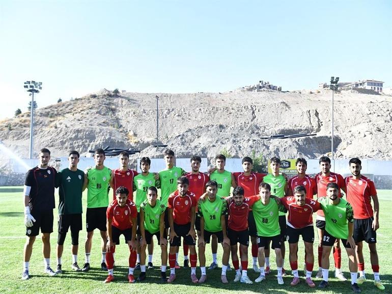 Depremin yaralarını sarmaya çalışan Malatyada tek profesyonel futbol takımı kaldı