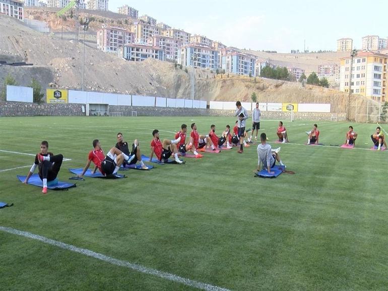 Depremin yaralarını sarmaya çalışan Malatyada tek profesyonel futbol takımı kaldı