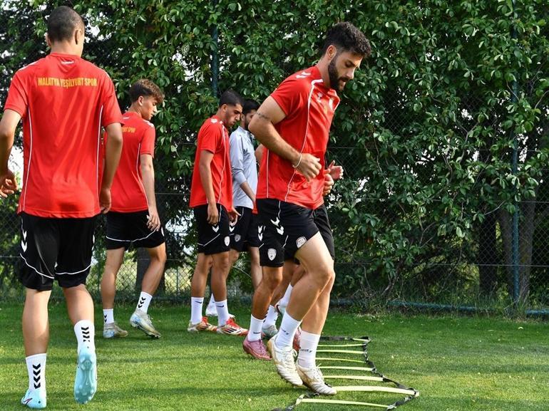 Depremin yaralarını sarmaya çalışan Malatyada tek profesyonel futbol takımı kaldı