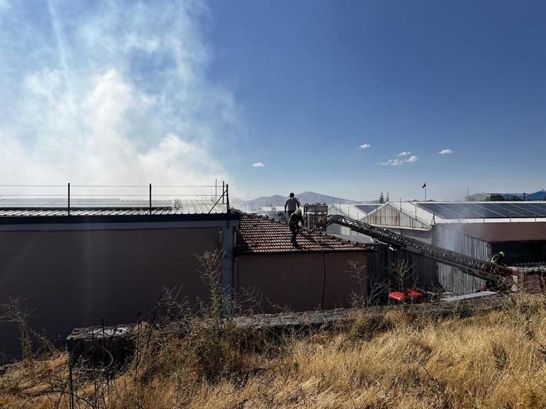 Kayseri’de tekstil fabrikasının deposunda yangın