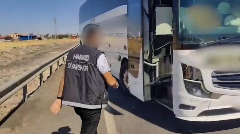 Midelerinden uyuşturucu taşıyan 2 şüpheli tutuklandı