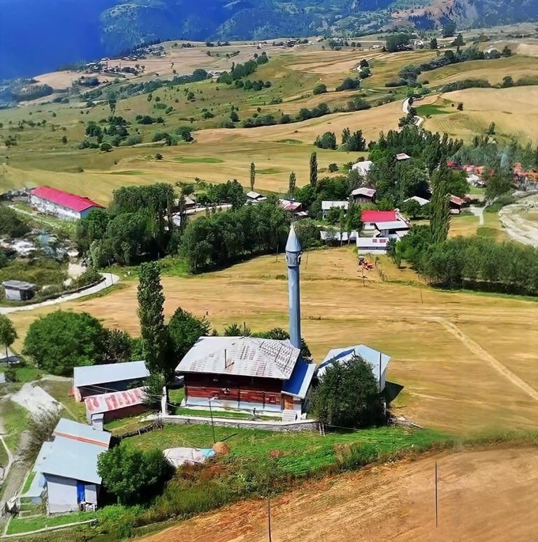 Şavşat’ta 95 yıllık ahşap camide yangın