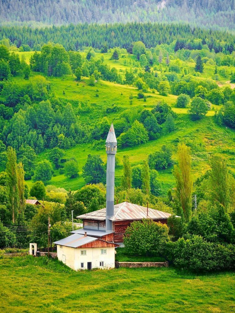 Şavşat’ta 95 yıllık ahşap camide yangın