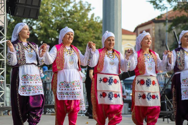 Kırklarelinde 17’inci Bağ Bozumu Şenliği renkli görüntülerle başladı