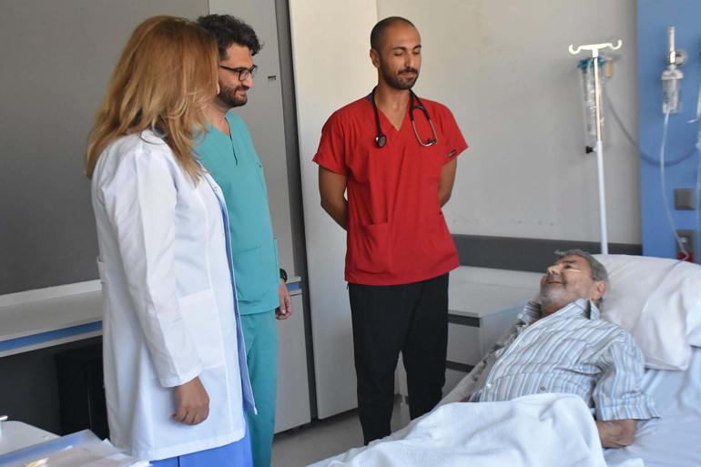 Bacak damarları tıkalı hastaya köprücük kemiğinin altından kalp kapağı takıldı