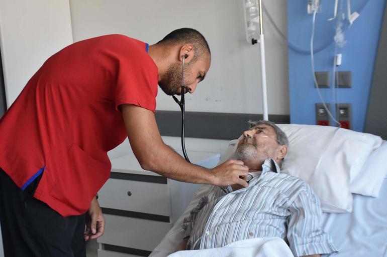 Bacak damarları tıkalı hastaya köprücük kemiğinin altından kalp kapağı takıldı