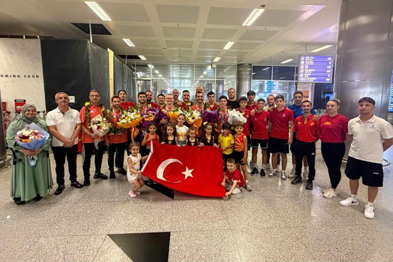 Şampiyon cimnastikçilere İzmirde coşkulu karşılama