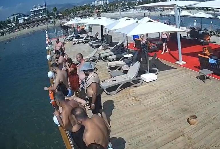 İskeleden sığ suya balıklama atlayan tatilci öldü