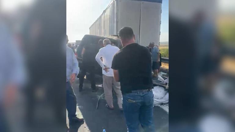 Şanlıurfa’da minibüs, TIR’a arkadan çarptı: 2 ölü, 2 ağır yaralı