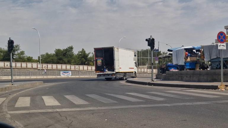 Diyarbakırda nakliye aracının kasasında tehlikeli yolculuk