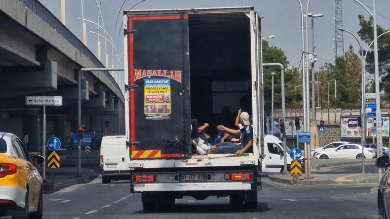 Diyarbakırda nakliye aracının kasasında tehlikeli yolculuk