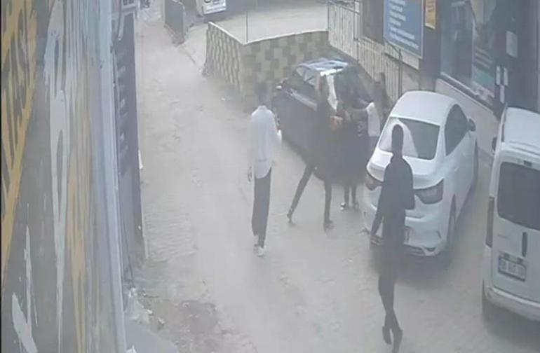 Darbedilen kadını kurtarmak isterken bıçaklandı; o anlar kamerada