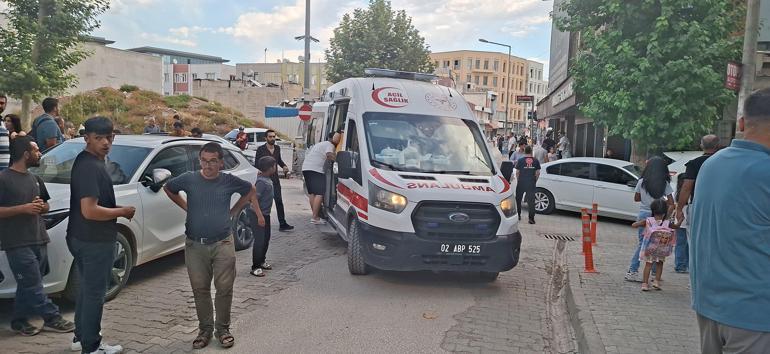 Darbedilen kadını kurtarmak isterken bıçaklandı; o anlar kamerada