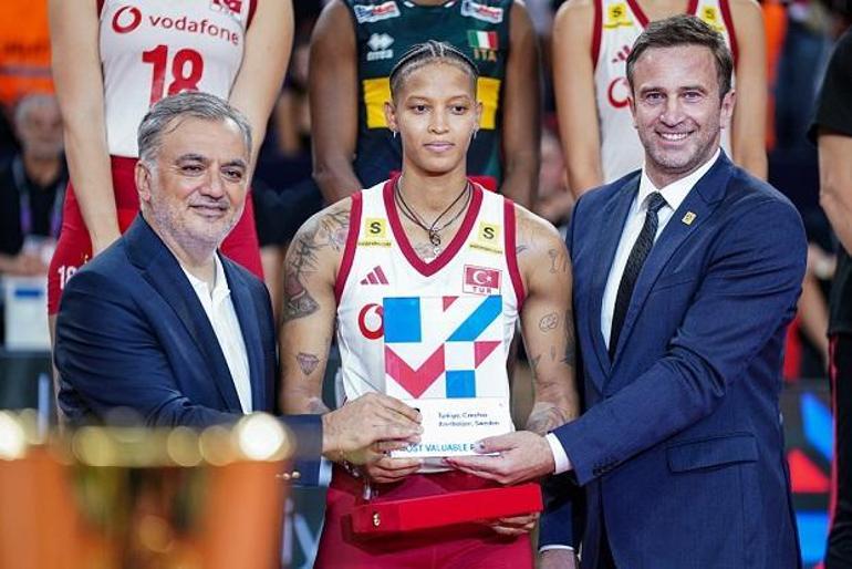 CEV Trendyol EuroVolley 2026 MVP’si Vargas, ödülünü Roko Sikiric ve Sinan Cem Şahin’den aldı