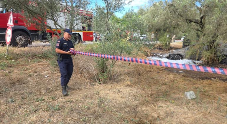 Zeytin ağacına çarpan otomobil yandı; 1 ölü, 1’i çocuk 5 yaralı
