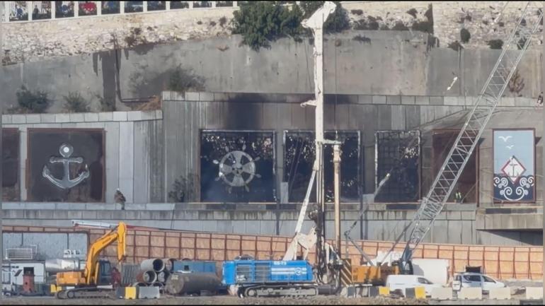 Beyoğlu Kasımpaşa Tünelinin yanındaki elektrik panosu alev alev yandı