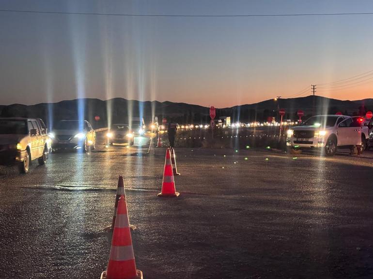 Kırıkkalede işçi servisi ile otomobilin çarpıştığı kazada 14 kişi yaralandı
