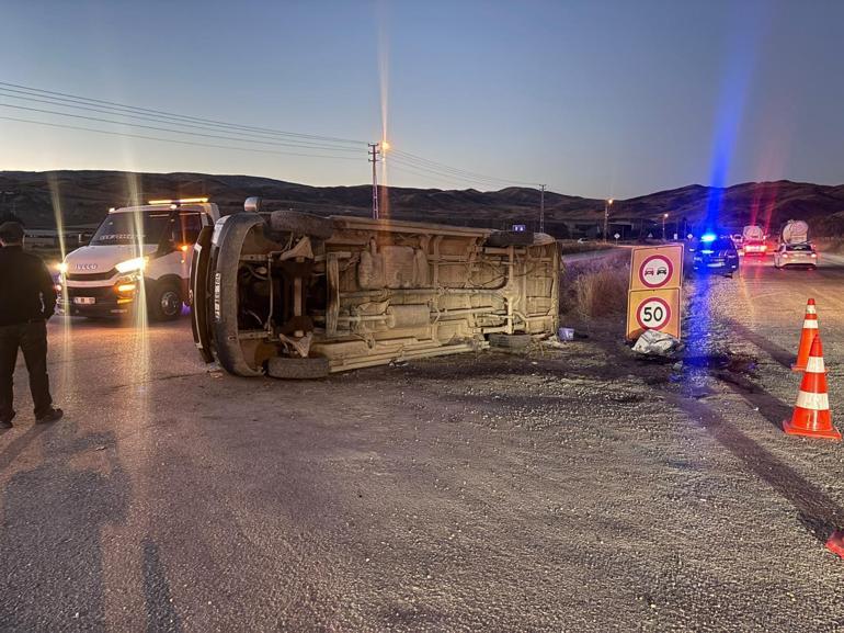 Kırıkkalede işçi servisi ile otomobilin çarpıştığı kazada 14 kişi yaralandı
